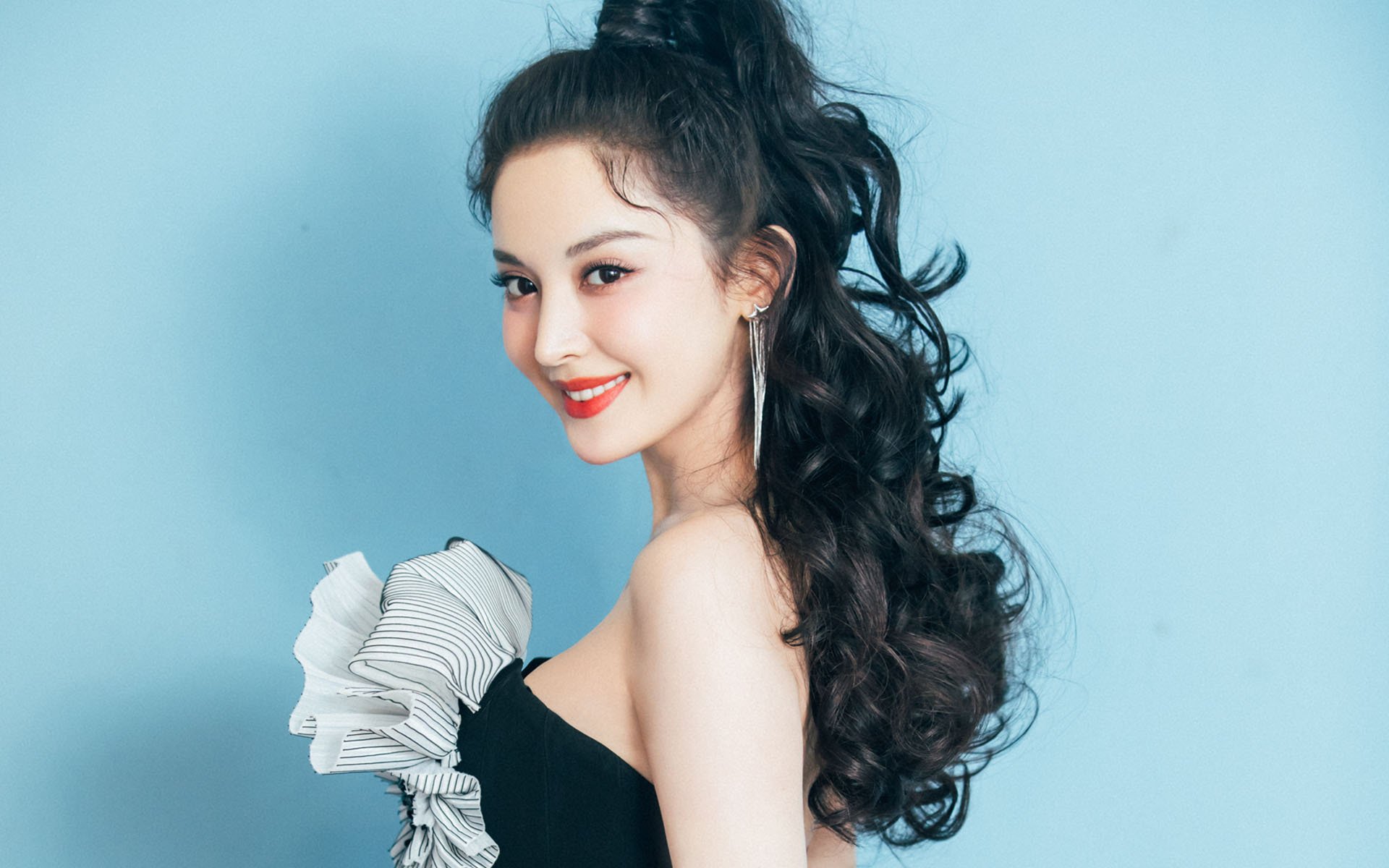 英格兰女足中场球员逆转比分，帮助球队晋级！，英格兰女足中场球员逆转比分,帮助球队晋级