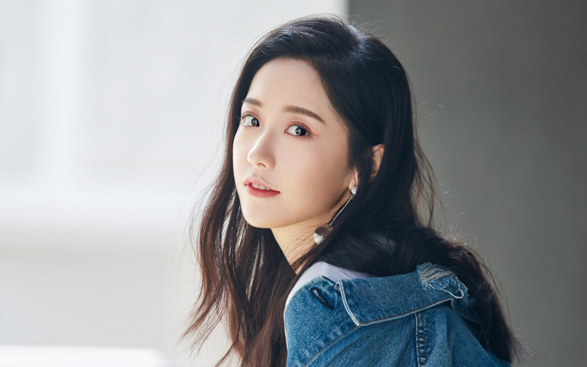 菲律宾代表团副团长凯伦·卡巴列罗点赞亚运村设施与中餐。，菲律宾卡利