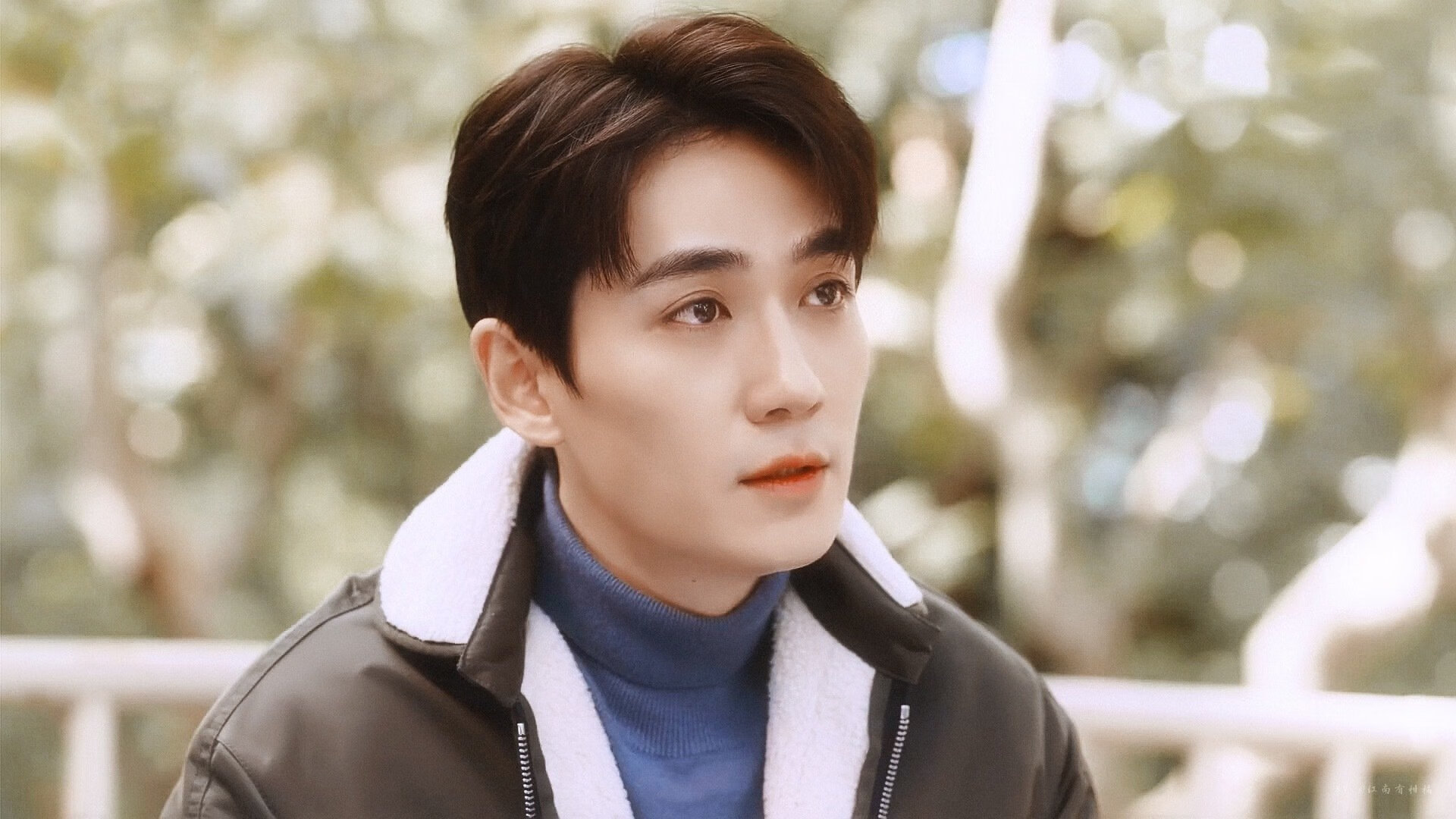 埃弗顿后腰防守强度提升限制穿插跑动，埃弗顿的球衣