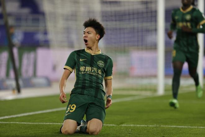 关于爱游戏APP:留洋小将李磊“融入球队”，球迷：期待他能在欧洲联赛取得成功！的信息